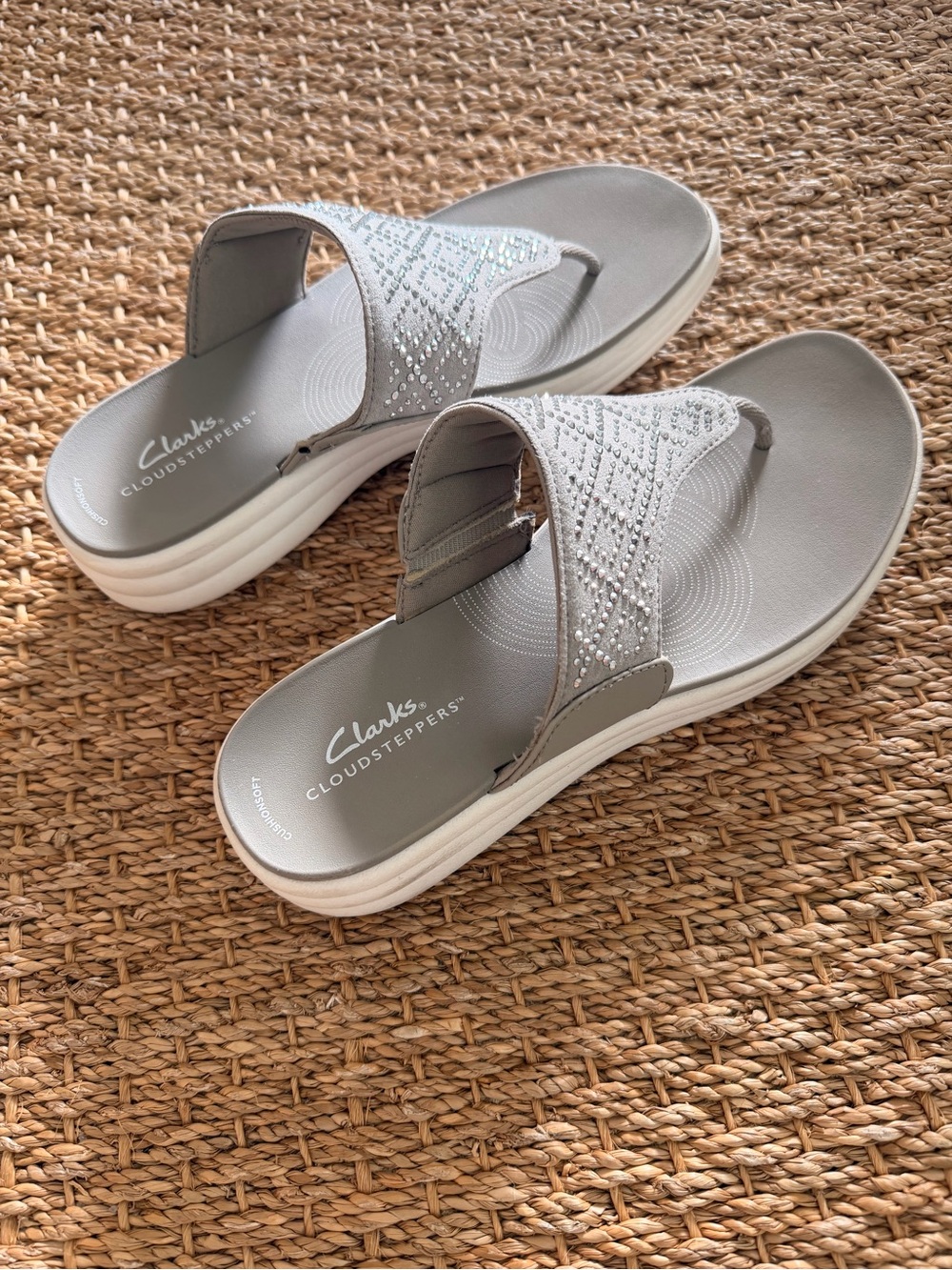 Clarks Cloudsteppers Breeze Gem Silver Rhinestone Thong Sandals Women’s Size 8